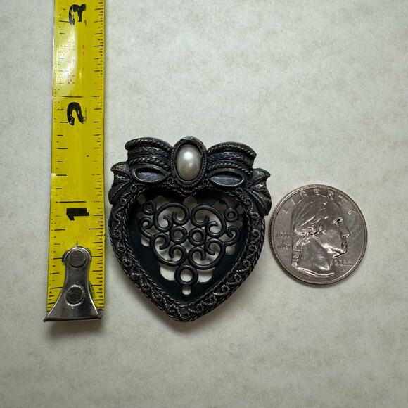 Vintage Brass Heart Shaped Filigree Brooch Pin with Faux Pearl Photo Insert Gray - Picture 2 of 9